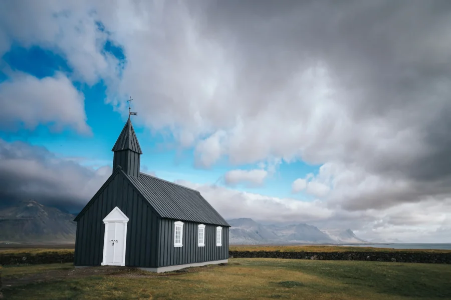 Búðir Black Church Contrast Sky Print – Limited Edition